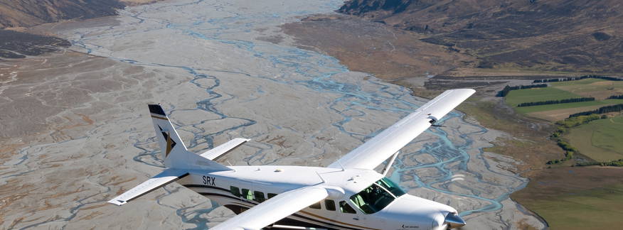 Cover for The Grand Traverse - English